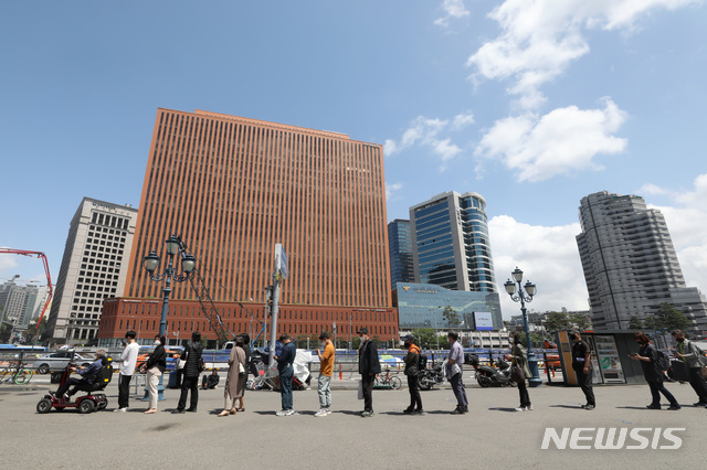 [서울=뉴시스]김병문 기자 = 지난 25일 오후 서울 중구 서울역 광장에 설치된 코로나19 임시 선별검사소에서 시민들이 검사를 받기 위해 줄을 서 있다. 2021.05.25. dadazon@newsis.com