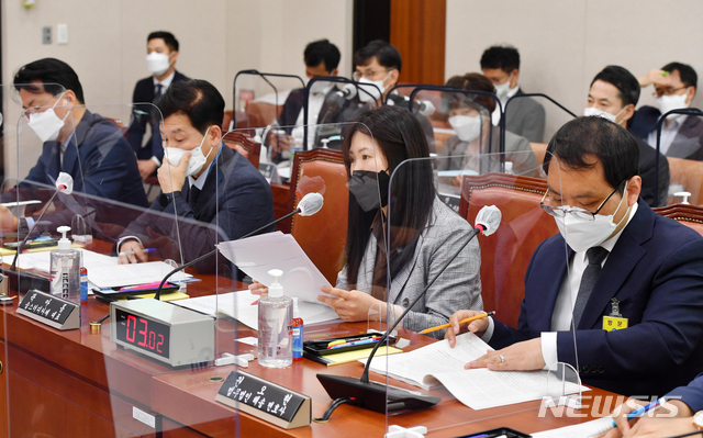 [서울=뉴시스]김진아 기자 = 곽아름 숨스터티카페 대표가 25일 서울 여의도 국회에서 열린 산업통상자원중소벤처기업위원회 손실보상법 입법청문회에 참석해 발언하고 있다. (공동취재사진) 2021.05.25. photo@newsis.com