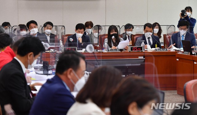 [서울=뉴시스]김진아 기자 = 곽아름 숨스터티카페 대표가 25일 서울 여의도 국회에서 열린 산업통상자원중소벤처기업위원회 손실보상법 입법청문회에 참석해 발언하고 있다. (공동취재사진) 2021.05.25. photo@newsis.com