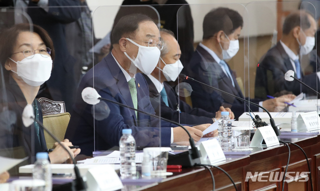 [서울=뉴시스]김명원 기자 = 홍남기 경제부총리 겸 기획재정부 장관이 25일 서울 종로구 정부서울청사에서 열린 제7차 소재부품장비 경쟁력강화위원회에 참석해 발언하고 있다.&nbsp; 2021.05.25. kmx1105@newsis.com