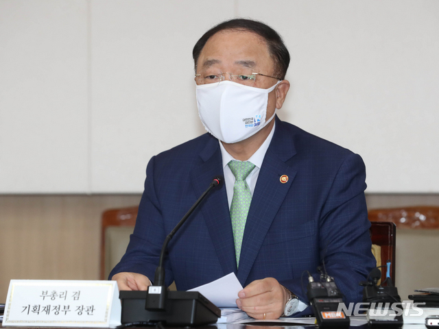 [서울=뉴시스]김명원 기자 = 홍남기 경제부총리 겸 기획재정부 장관이 25일 서울 종로구 정부서울청사에서 열린 제7차 소재부품장비 경쟁력강화위원회에 참석해 발언하고 있다. (공동취재사진) 2021.05.25. photo@newsis.com