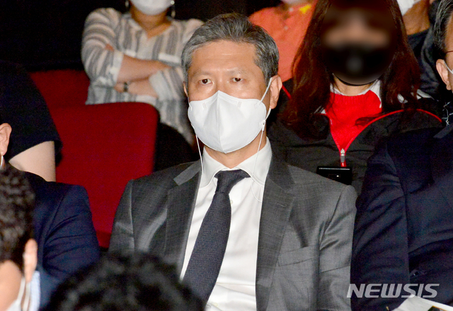 [광주=뉴시스] 김혜인 기자 = 노태우 전 대통령의 장남 노재헌씨가 25일 오후 광주 동구 황금동 광주아트홀에서 5·18연극 '애꾸눈 광대-어느 봄날의 약속'을 관람하고 있다. 2021.05.25. hyein0342@newsis.com