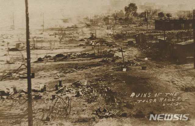 [AP/뉴시스] 미 오클라호마주 털사대학 제공 사진으로 털사 대학살 다음날인 1921년 6월1일 방화로 초토화된 그린우드 일부 구역 모습