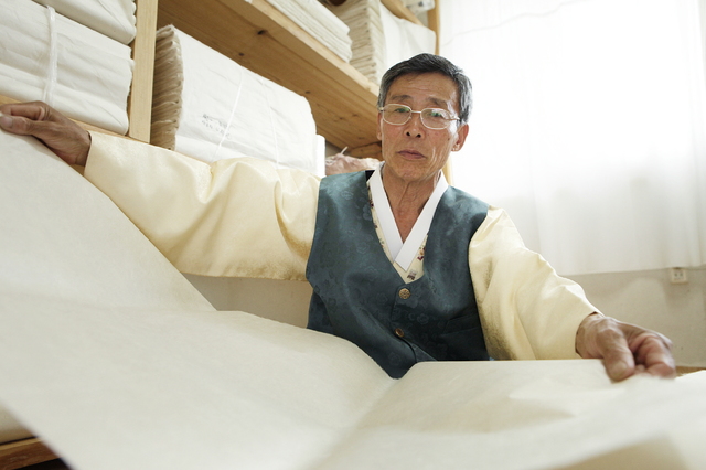  김삼식 문경 한지장(경상북도 무형문화재 제23-나호) (사진=문경시 제공) *재판매 및 DB 금지