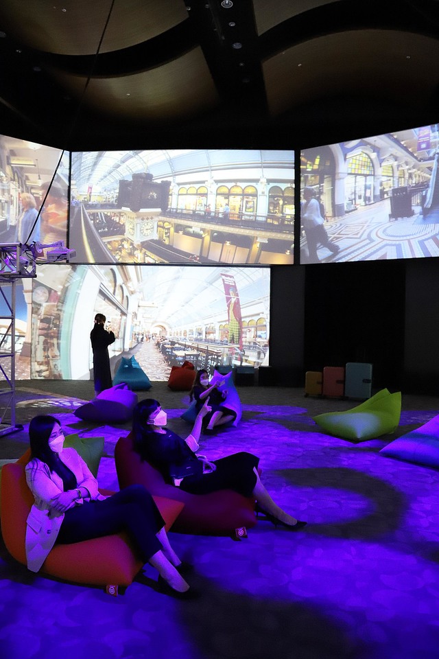 [부산=뉴시스]부산 신세계 센텀시티는 올 7월까지 백화점 9층 문화홀에서 빈백(소파베드)에 편안히 누워 세계 여행 기분을 느낄 수 있는 이색행사 '다시 여행을 만나다'를 개최한다고 26일 밝혔다. 2021.05.26. (사진=신세계 센텀시티 제공). photo@newsis.com *재판매 및 DB 금지