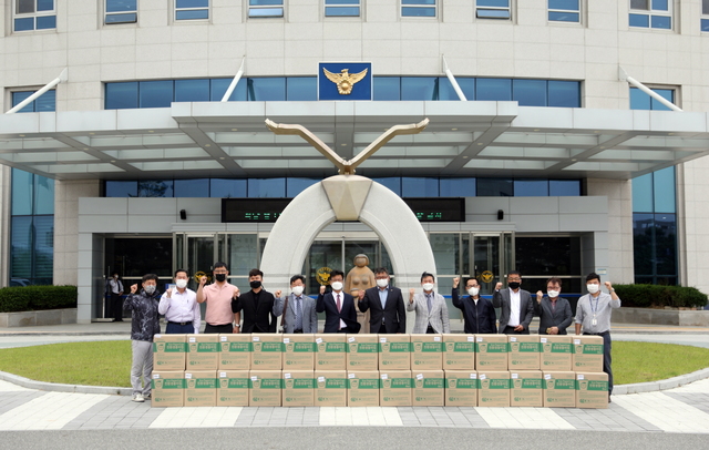 충남경찰청이 26일 충남소상공인연합회와 함께 사이버 범죄 예방과 소상공인 물품 지원을 위해 간담회를 열고 홍보 물품을 전달했다.(사진=충남경찰청 제공) *재판매 및 DB 금지