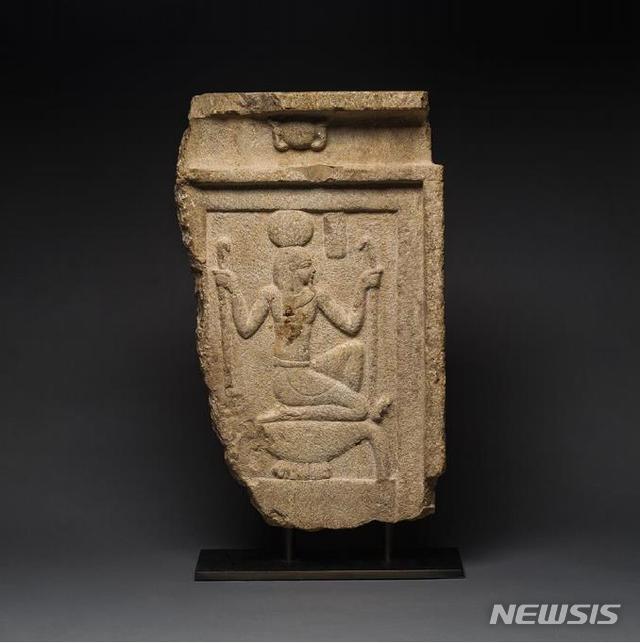 [서울=뉴시스] 이집트 헤 신(神)을 묘사한 석비, 기원전 380년-기원전 200년, 이집트, 석회암, 66.0x40.6cm