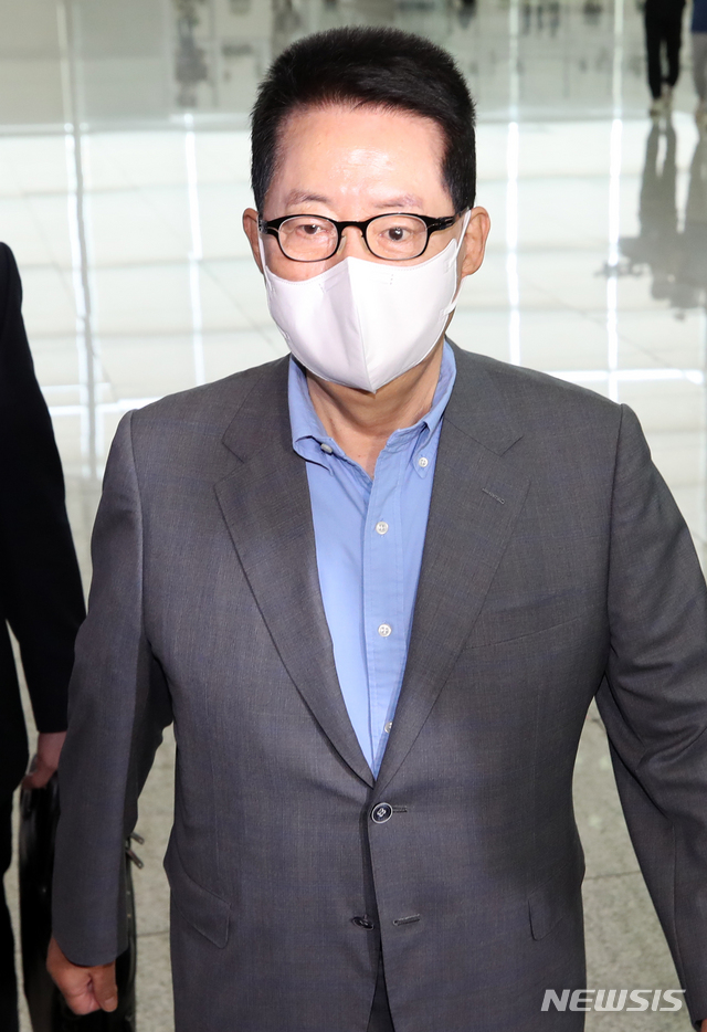 [인천공항=뉴시스]고승민 기자 = 박지원 국가정보원장이 26일 미국으로 출국하기 위해 인천국제공항 2터미널에 도착하고 있다. (공동취재사진) 2021.05.26. photo@newsis.com