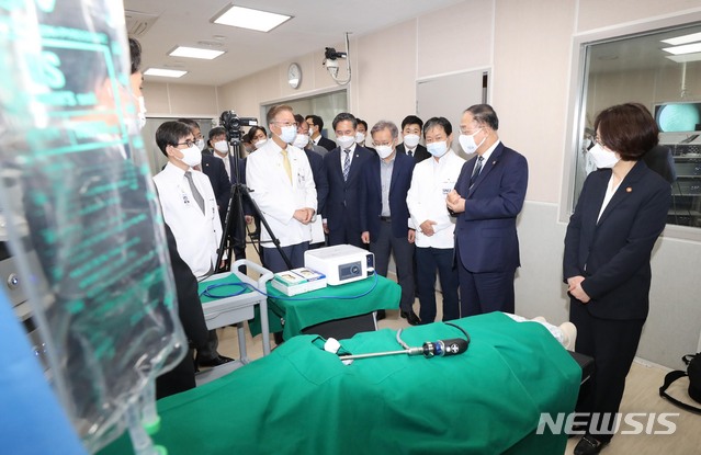 [서울=뉴시스]고범준 기자 = 홍남기 경제부총리가 26일 서울대병원 의학연구혁신센터에서 열린 혁신성장 BIG3 추진회의에 앞서 업체에서 의뢰한 의료기기사용 적합성 실험에 관해 설명을 듣고 있다. (공동취재사진) 2021.05.26. photo@newsis.com