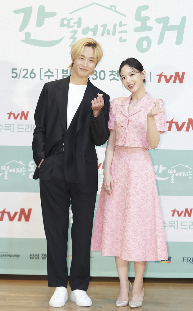 [서울=뉴시스]최진석 기자 = 배우 김도완과 강한나가 26일 열린 tvN 새 수목드라마 '간 떨어지는 동거' 온라인 제작발표회에 참석해 포토타임을 갖고 있다. (사진=tvN 제공) 2021.05.26. photo@newsis.com *재판매 및 DB 금지