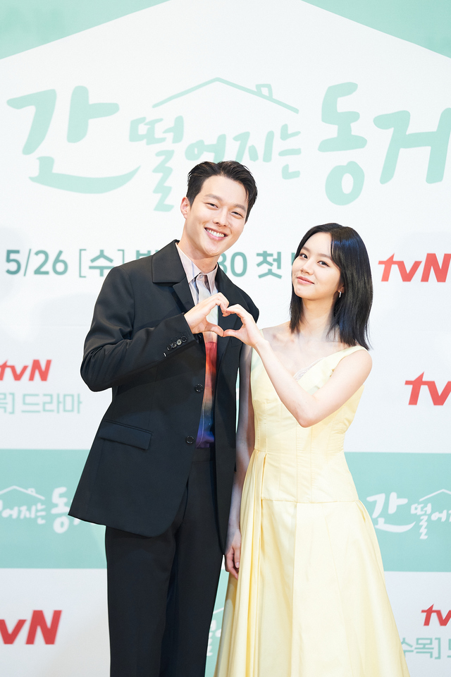 [서울=뉴시스]최진석 기자 = 배우 장기용, 이혜리가 26일 열린 tvN 새 수목드라마 '간 떨어지는 동거' 온라인 제작발표회에 참석해 포토타임을 갖고 있다. (사진=tvN 제공) 2021.05.26. photo@newsis.com *재판매 및 DB 금지