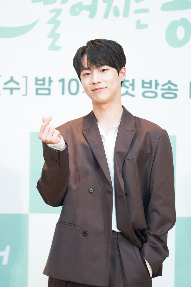 [서울=뉴시스]최진석 기자 = 배우 배인혁이 26일 열린 tvN 새 수목드라마 '간 떨어지는 동거' 온라인 제작발표회에 참석해 포토타임을 갖고 있다. (사진=tvN 제공) 2021.05.26. photo@newsis.com *재판매 및 DB 금지