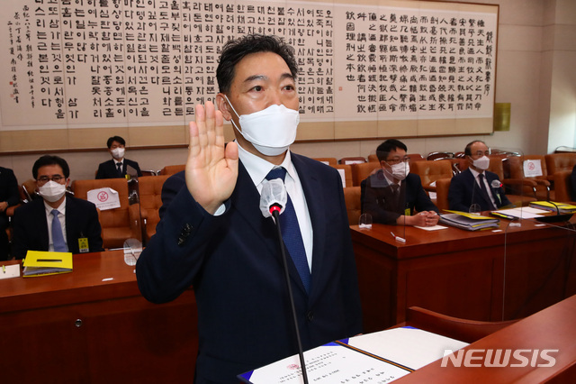 [서울=뉴시스]최동준 기자 = 김오수 검찰총장 후보자가 26일 서울 여의도 국회 법제사법위원회에서 열린 인사청문회에서 선서를 하고 있다. (공동취재사진) 2021.05.26. photo@newsis.com