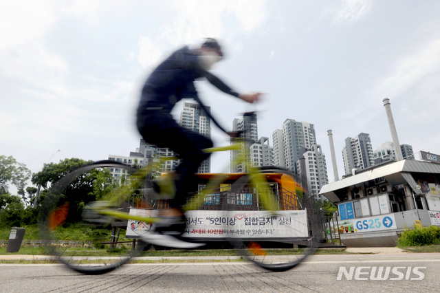 [서울=뉴시스]김병문 기자 = 정부가 예방접종 완료자 일상회복 지원 방안을 발표한 지난달 26일 오전 서울 서초구 반포 한강공원에 5인 이상 집합금지 현수막이 걸려 있다. 2021.05.26. dadazon@newsis.com