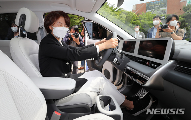 [서울=뉴시스]김병문 기자 = 한정애 환경부 장관이 지난 5월26일 오후 서울 서초구 더케이호텔에서 열린 2030 무공해차 전환100 제3차 선언식에서 현대 아이오닉5 차량 시승을 하고 있다. (공동취재사진) 2021.05.26. photo@newsis.com