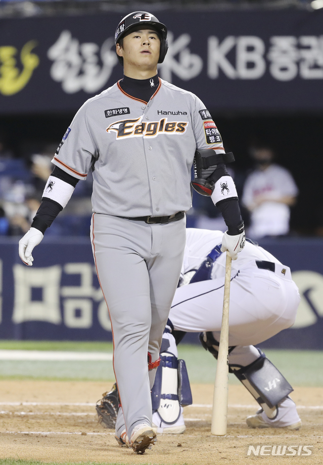 [서울=뉴시스]최진석 기자 = 26일 오후 서울 송파구 잠실야구장에서 열린 2021 KBO리그 한화 이글스와 두산 베어스의 경기, 5회초 2사 만루 상황 한화 노시환이 스트라이크 아웃 낫아웃 되며 두산 포수 최용제가 홈을 밟아 이닝이 끝나자 아쉬워하고 있다. 2021.05.26. myjs@newsis.com