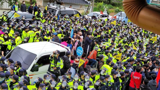 [성주=뉴시스] 박홍식 기자 = 27일 오전 경북 성주군 초전면 소성리 주한미군 사드기지 입구에서 주민과 경찰이 대치하고 있다. (사진=사드철회 소성리종합상황실 제공) photo@newsis.com *재판매 및 DB 금지