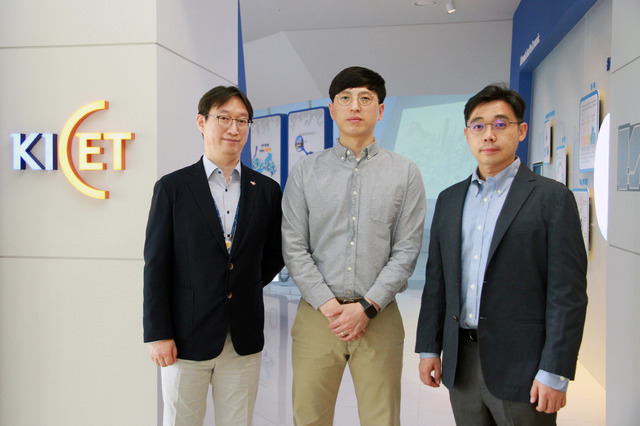 [진주=뉴시스] 한국세라믹기술원 신태호 센터장(맨 왼쪽), 한국세라믹기술원 이석희 박사, 한국과학기술원 이강택 교수(우). *재판매 및 DB 금지