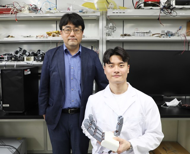 DGIST 로봇공학전공 윤동원 교수(좌)와 제1저자인 양준모 석박사통합과정생(우) *재판매 및 DB 금지