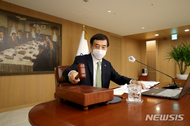 [서울=뉴시스] 이주열 한국은행 총재가 27일 오전 서울 중구 한국은행에서 열린 금융통화위원회 본회의에서 회의를 주재하며 의사봉을 두드리고 있다. (사진=한국은행 제공) 2021.05.27. photo@newsis.com *재판매 및 DB 금지