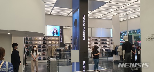 무신사 스탠다드 홍대 1층 매장 전경