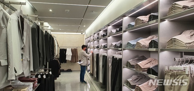 무신사 스탠다드 홍대 지하 1층 공간