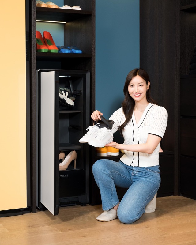 [서울=뉴시스]삼성전자는 탈취·건조·살균을 통해 신발을 최적의 상태로 관리해 주는 '비스포크 슈드레서'를 출시했다고 27일 밝혔다. 삼성전자 모델이 삼성디지털프라자 강남본점에서 '비스포크 슈드레서'를 소개하고 있다. 비스포크 슈드레서는 '에어워시'와 'UV 냄새분해필터'로 신발 냄새를 효과적으로 제거하며, 최대 3켤레의 신발을 동시에 관리할 수 있다. (사진=삼성전자 제공) 2021.05.27. photo@newsis.com *재판매 및 DB 금지