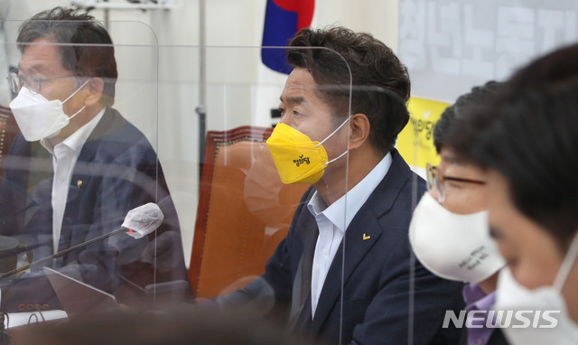 [서울=뉴시스]김진아 기자 = 여영국 정의당 대표가 27일 서울 여의도 국회에서 열린 상무위원회 회의에서 발언을 하고 있다.(공동취재사진) 2021.05.27. photo@newsis.com