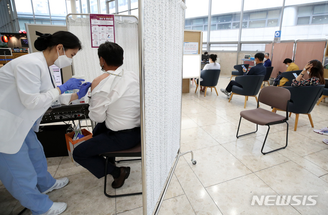 [서울=뉴시스]조성우 기자 = 65세부터 74세까지 고령층에 대한 아스트라제네카 백신 접종이 시작된 27일 오전 서울 서대문구 신촌세브란스병원에서 시민들이 아스트라제네카 백신 접종을 받고 있다. 2021.05.27. xconfind@newsis.com