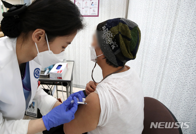 [서울=뉴시스]조성우 기자 = 지난달 27일 오전 서울 서대문구 신촌세브란스병원에서 시민들이 아스트라제네카 백신 접종을 받고 있다. 2021.05.27. xconfind@newsis.com