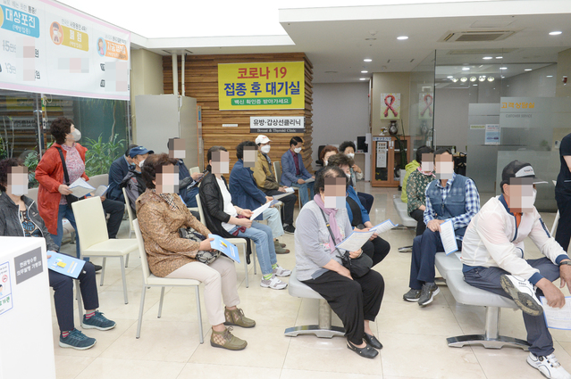 [울산=뉴시스] 배병수 기자 = 지난달 27일 오전 울산 남구 HM병원에서 시민들이 아스트라제네카 백신 접종을 받은 뒤 휴식을 취하고 있다. 2021.05.27. bbs@newsis.com