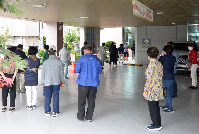 [울산=뉴시스] 배병수 기자 = 65세부터 74세까지 고령층에 대한 아스트라제네카 백신 접종이 시작된 27일 오전 울산 남구 HM병원에서 시민들이 아스트라제네카 백신 접종을 받기위해 줄을 서서 대기하고 있다. 2021.05.27. bbs@newsis.com 