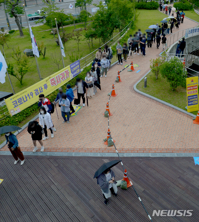 [광주=뉴시스] 변재훈 기자 = 지역 교통 거점인 광주종합버스터미널을 중심으로 코로나19 확진자가 잇따르면서 27일 광주 서구 농성동 보건소 선별진료소에 진단 검사를 받으려는 시민들이 긴 줄을 서고 있다. 2021.05.27. wisdom21@newsis.com 