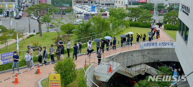 [광주=뉴시스] 변재훈 기자 = 지역 교통 거점인 광주종합버스터미널을 중심으로 코로나19 확진자가 잇따르면서 27일 광주 서구 농성동 보건소 선별진료소에 진단 검사를 받으려는 시민들이 긴 줄을 서고 있다. 2021.05.27. wisdom21@newsis.com 