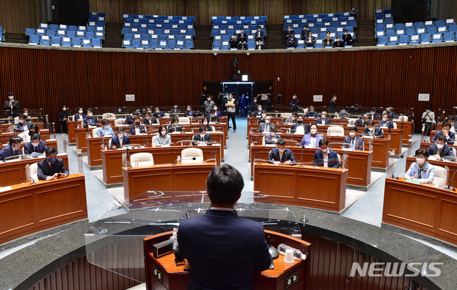 [서울=뉴시스]최동준 기자 = 더불어민주당 의원들이 27일 서울 여의도 국회에서 열린 부동산 관련 정책의원총회에서 윤호중 원내대표 발언을 듣고 있다. (공동취재사진) 2021.05.27. photo@newsis.com