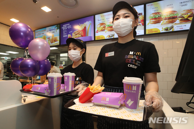 [서울=뉴시스]고범준 기자 = 맥도날드 THE BTS 세트의 한국 판매가 시작된 27일 오전 서울 강남구 맥도날드 코엑스점에서 직원들이 BTS 세트를 들고 있다. 맥도날드가 BTS와 협업을 통해 전 세계 50개 마켓에서 선보이는 이 세트는 맥너겟 10조각, 후렌치 후라이, 음료와 함께 스위트 칠리, 케이준 소스로 구성됐다. 2021.05.27. bjko@newsis.com