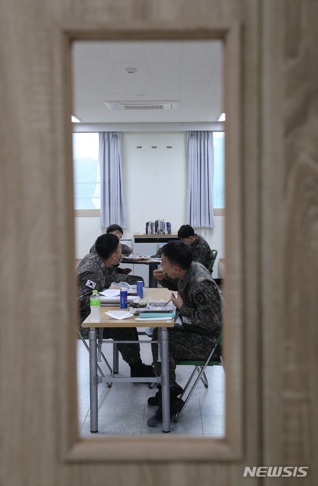 [양주=뉴시스]국회사진기자단 = 장기 휴가를 다녀온 72사단 장병들이 27일 경기 양주시 202여단 내 코로나19 무증상 격리 생활관에서 본인들이 직접 배식한 점심을 먹고 있다. 이날 송영길 더불어민주당 대표는 202여단을 방문해 장병 급식 등 생활여건 현장점검을 했다. 2021.05.27. photo@newsis.com