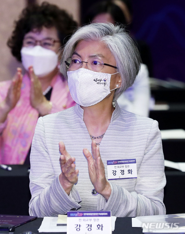 [서울=뉴시스]홍효식 기자 = 지난 27일 강경화 전 외교부 장관이 27일 오후 서울 서대문구 스위스 그랜드호텔에서 열린 2021 민주평화통일자문회의 여성평화회의 '여성 리더, 한반도 평화를 품다'에 참석해 박수치고 있다. 2021.05.27. yesphoto@newsis.com