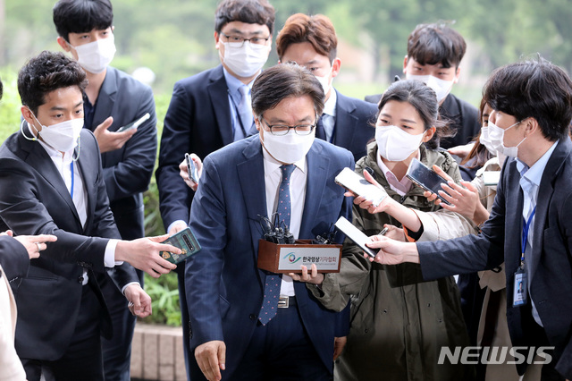 [과천=뉴시스]김병문 기자 = 전지연 연세대학교 법학전문대학원 교수가 27일 오후 경기 정부과천청사 법무부에서 열린 검찰인사위원회에 참석하고 있다. 2021.05.27. dadazon@newsis.com