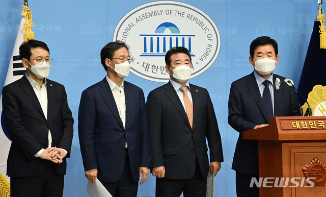 [서울=뉴시스]김진아 기자 = 김진표 더불어민주당 부동산특위 위원장이 27일 서울 여의도 국회 소통관에서 주택시장안정위한 공급 금융세제 개선안을 발표하고 있다. 더불어민주당은 ‘1가구 1주택 소유자’의 재산세 감면 기준을 현행 공시지가 6억원 이하에서 9억원 이하로 올리는 방안을 추진키로 결정했다. (공동취재사진) 2021.05.27. photo@newsis.com