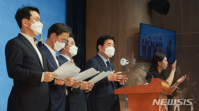 [서울=뉴시스]김진아 기자 = 김진표 더불어민주당 부동산특위 위원장이 27일 서울 여의도 국회 소통관에서 주택시장안정위한 공급 금융세제 개선안을 발표하고 있다. 더불어민주당은 ‘1가구 1주택 소유자’의 재산세 감면 기준을 현행 공시지가 6억원 이하에서 9억원 이하로 올리는 방안을 추진키로 결정했다. (공동취재사진) 2021.05.27. photo@newsis.com