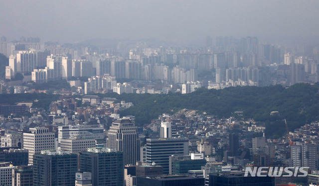 [서울=뉴시스]고범준 기자 = 서울 남산공원에서 바라본 서울시내 아파트 단지 모습. 2021.05.27. bjko@newsis.com