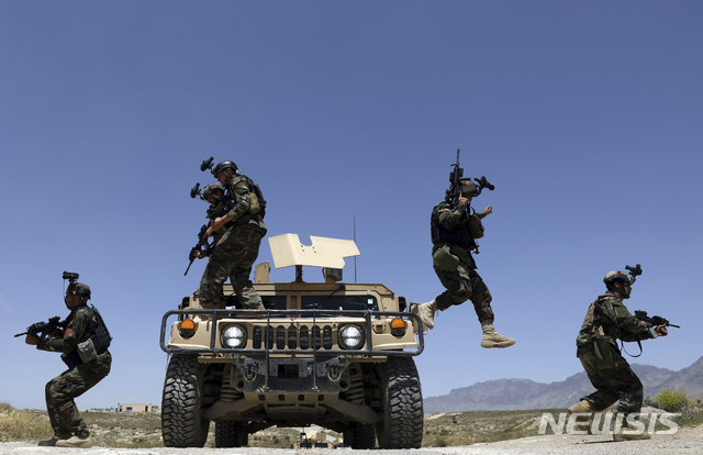 [카불=AP/뉴시스] 5월9일 아프가니스탄 병사들이 수도 카불 군기지 주변을 순찰하고 있다. 미군과 나토군 등 모든 외국군이 9월11일까지 철수한다. 아프간 군경이 다국적군의 전투임무 종료로 2014년부터 탈레반 반군과의 전투를 책임지고 수행해왔다.  2021.06.06