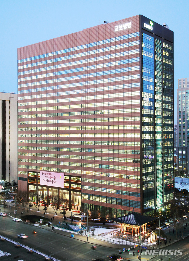 [서울=뉴시스] 교보생명 광화문 본사 사옥(야경). (사진=교보생명 제공) 2021.06.17. photo@newsis.com *재판매 및 DB 금지