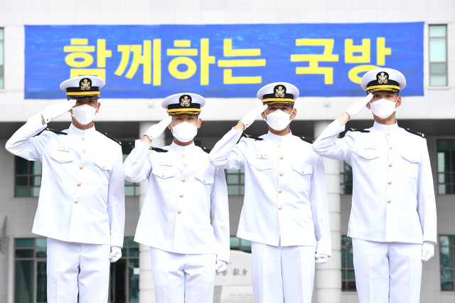 [서울=뉴시스] 육‧공군에서 장교로 복무하고 해군에서 다시 복무하는 4명의 장교들(왼쪽부터 이준성, 박정화, 남혁준, 권선용 소위). 2021.05.28. (사진=해군 제공) *재판매 및 DB 금지