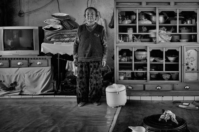 [서울=뉴시스]전재홍, 강제 이주와 세균전 2중_피해(자) 김옥자 조선족 중국인, 중국 길림, 2005(사진=하얀나무 제공)2021.05.28 photo@newsis.com *재판매 및 DB 금지