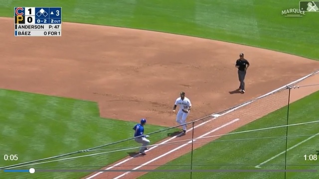 피츠버그 1루수 윌 크레이그가 28일(한국시간) 시카고 컵스와 경기에서 3회 타자주자 하비에르 바에스에게 태그를 시도하고 있다. (MLB닷컴 캡처) *재판매 및 DB 금지