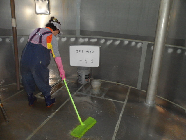 [여수=뉴시스] 전남 여수시 배수·지가압장 물탱크 청소. (사진 = 여수시청 제공) photo@newsis.com *재판매 및 DB 금지