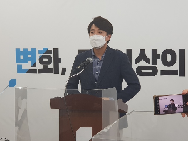 [대구=뉴시스]정창오 기자=국민의힘 당대표 선거에 출마한 이준석 전 최고위원이 28일 오후 대구시 수성구 범어동 대구시당에서 기자회견을 열고 있다. 2021.05.28. jco@newsis.com  *재판매 및 DB 금지