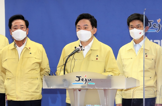 [제주=뉴시스] 원희룡 제주지사(가운데)가 28일 오후 제주도청 삼다홀에서 도민 백신 접종 참여 활성활르 위한 제주도·제주도의회·제주도교육청 공동담화문을 발표하고 있다. 왼쪽부터 좌남수 도의회 의장, 원희룡 지사, 이석문 교육감. (사진=제주도의회 제공) 2021.05.28. photo@newsis.com *재판매 및 DB 금지